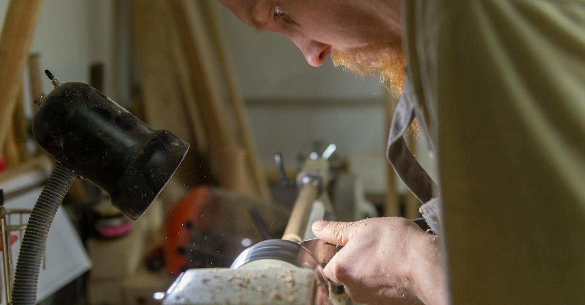 découvrez l'univers du menuisier : artisan passionné, expert en bois et créateur de meubles sur mesure, alliant savoir-faire traditionnel et innovation pour embellir votre intérieur.