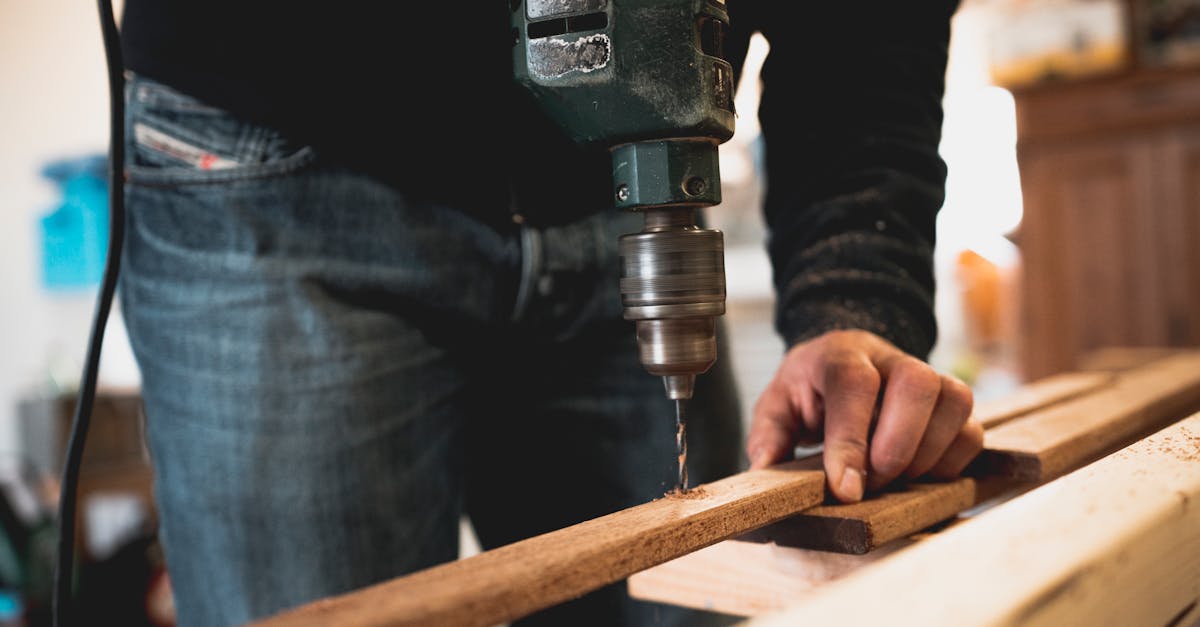 découvrez l'art du menuisier, un métier passionnant qui allie tradition et savoir-faire moderne. apprenez à réaliser des meubles sur mesure, à restaurer des structures en bois et à maîtriser des techniques variées pour donner vie à vos projets de menuiserie.