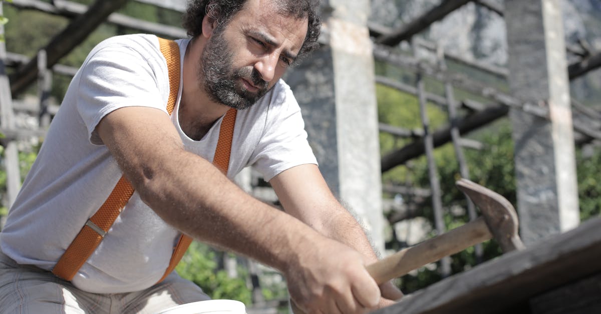 découvrez le métier de menuisier, un artisan passionné qui façonne le bois pour créer des meubles, structures et éléments sur mesure, alliant tradition et innovation.