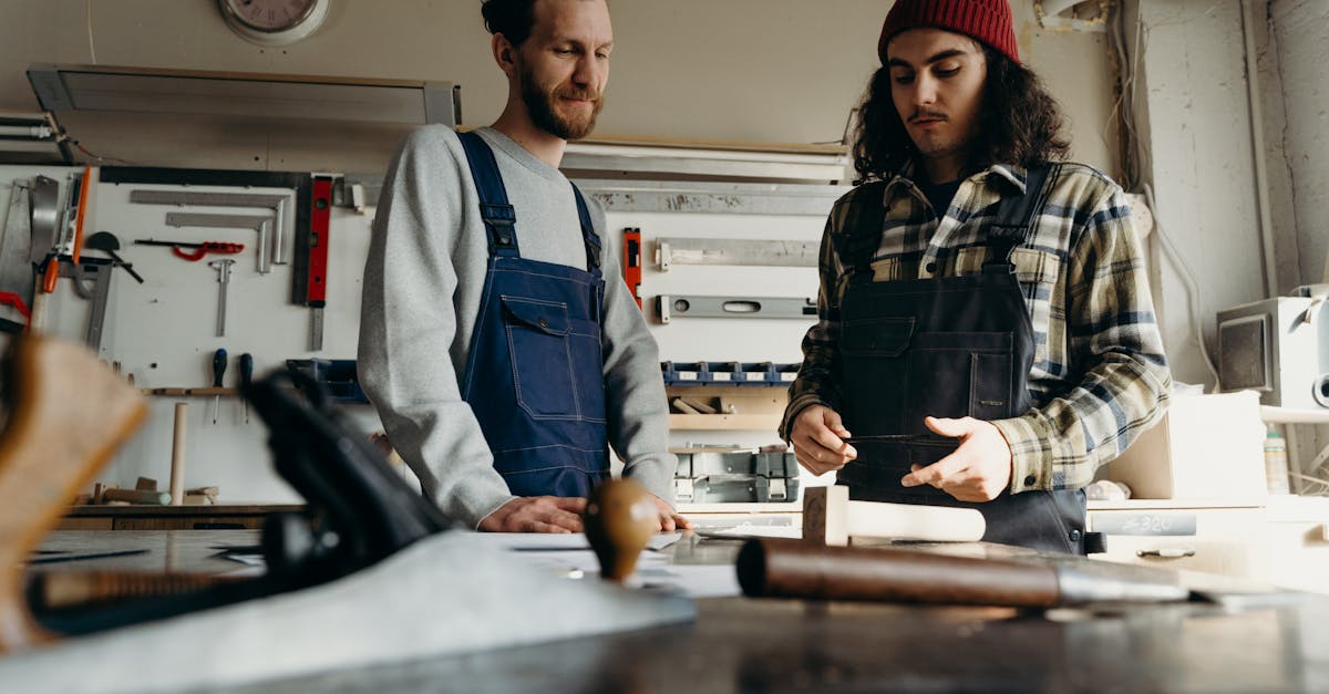 découvrez l'univers des charpentiers, ces artisans du bois qui allient tradition et savoir-faire. apprenez sur leurs techniques, projets et l'importance de leur métier dans la construction moderne.